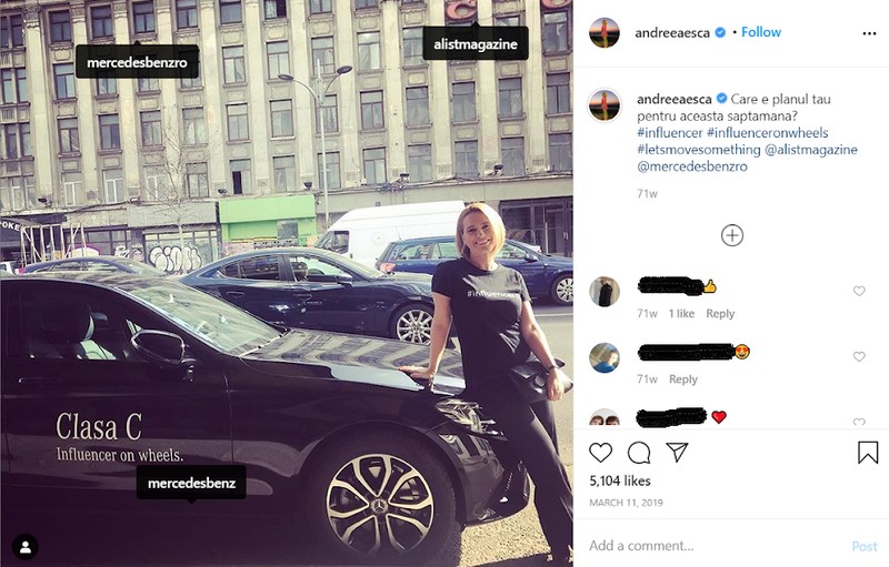 Fotografia postată pe 11 martie 2019, pe contul de Instagram al Andreei Esca, în care prezentatoarea a făcut reclamă la Mercedes îmbrăcând un tricou pe care scria “influencer”