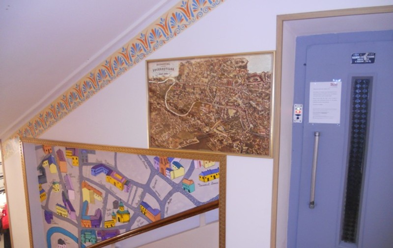 Aşa au decorat câţiva tineri o scară de bloc din Bucureşti. Îţi place?