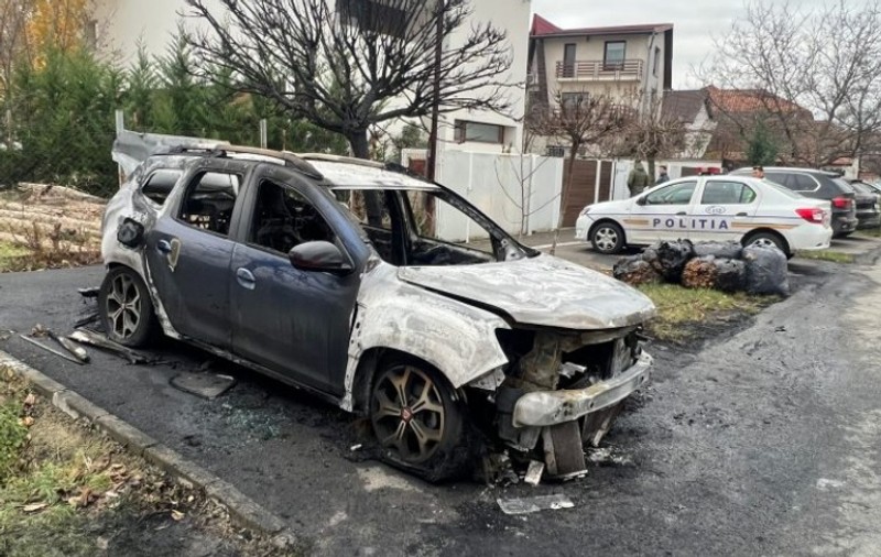 Mașina directorului piețelor din Timișoara a fost incendiată în fața casei sale. „O mână criminală. Sub mașină era o cârpă îmbibată cu motorină”