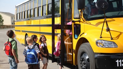 elevi-autobuz-scolar-shutterstock