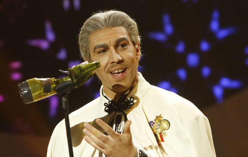 Alex Velea a încercat să cânte muzică populară LA UN VENTILATOR