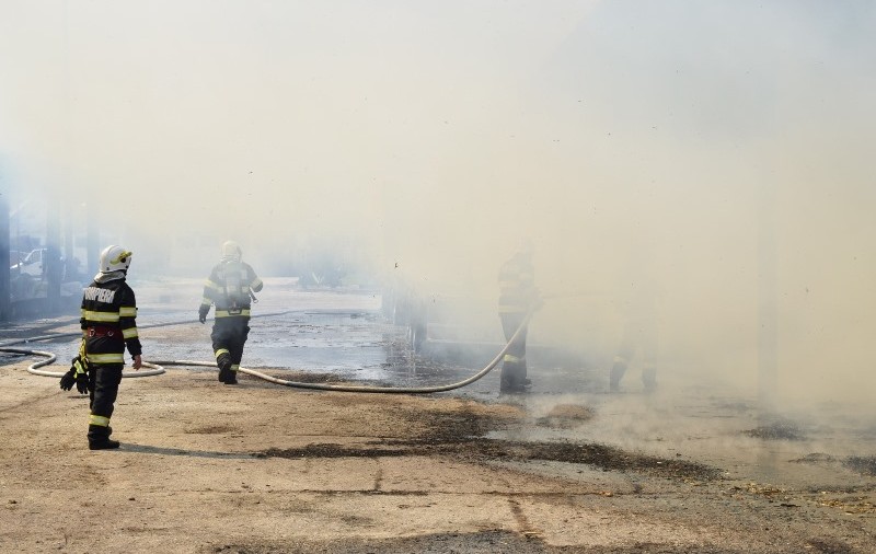 Incendiu la un bloc de garsoniere din Râmnicu Vâlcea. Locatarii, evacuați, după ce două etaje au fost inundate cu fum