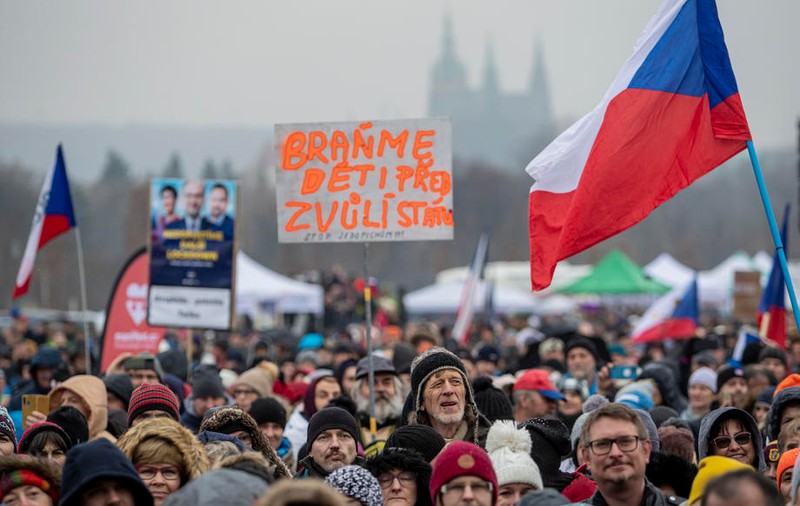 Protest față de restricții în Praga, în timp ce spitalele din Cehia se umplu cu bolnavi: „Să ne vaccinăm? Doar peste cadavrele voastre”