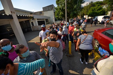 Salvadorienii au stat la cozi imense pentru a primi ajutor din partea statului Foto: Hepta