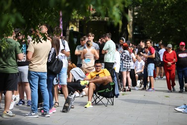 Unii tineri au venit pregătiți de acasă pentru a aștepta ore întregi la coadă
