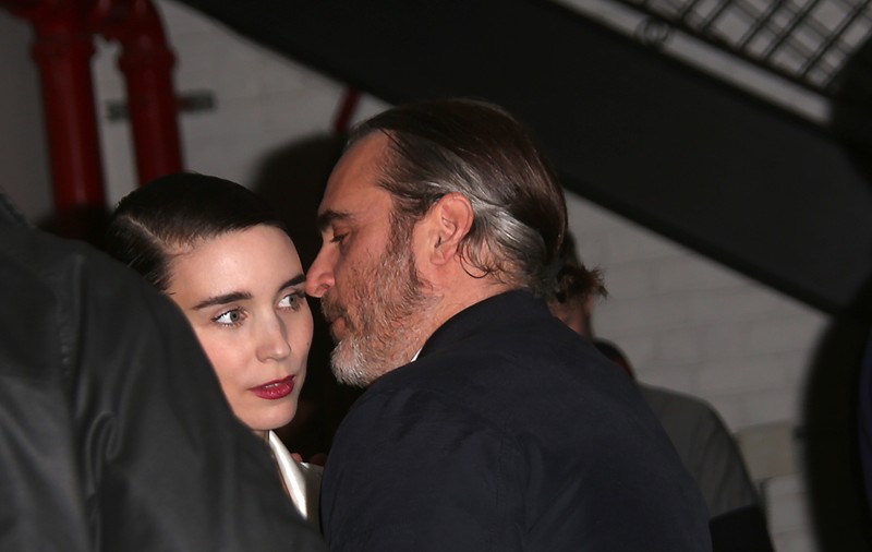 Cum a cunoscut-o Joaquin Phoenix pe actuala sa iubită, Rooney Mara. "Niciodată n-am făcut așa ceva"