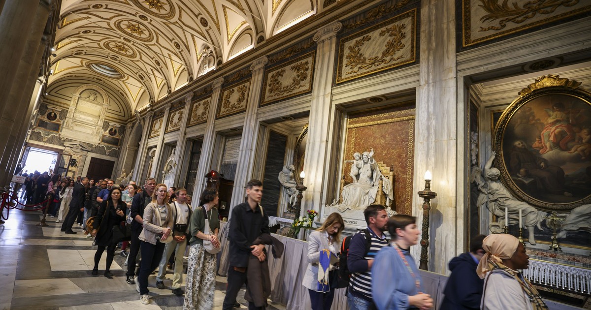 Pelerini veniți la mormântul Papei Francisc, în Bazilica Santa Maria Maggiore, pentru un ultim omagiu Foto: Hepta