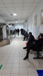 Pacienți care așteaptă pe holurile Institutului de Boli Cardiovasculare Iași