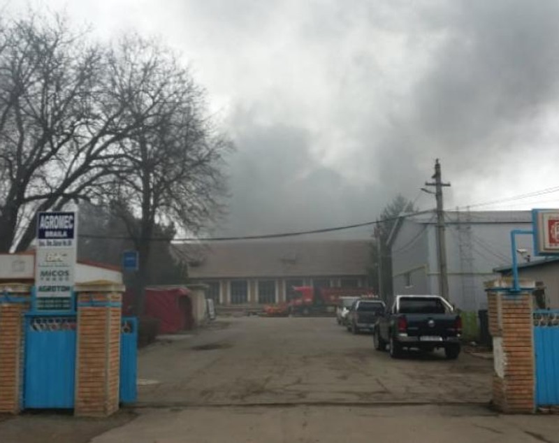 Incendiu la un depozit de anvelope şi vopseluri din Brăila. Pompierii au intervenit cu cinci autospeciale