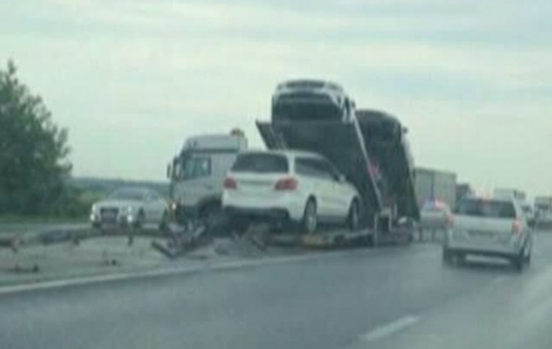 Mai multe mașini de lux au căzut de pe trailer pe A1! VIDEO