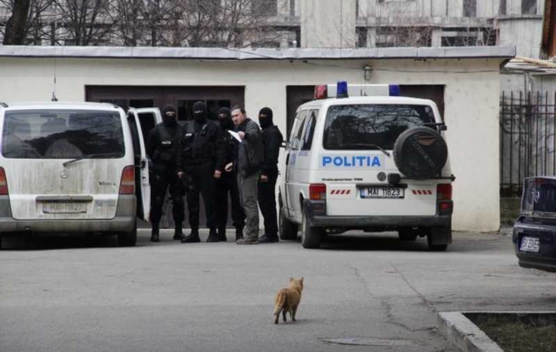 Mascaţii au scotocit căminele după droguri