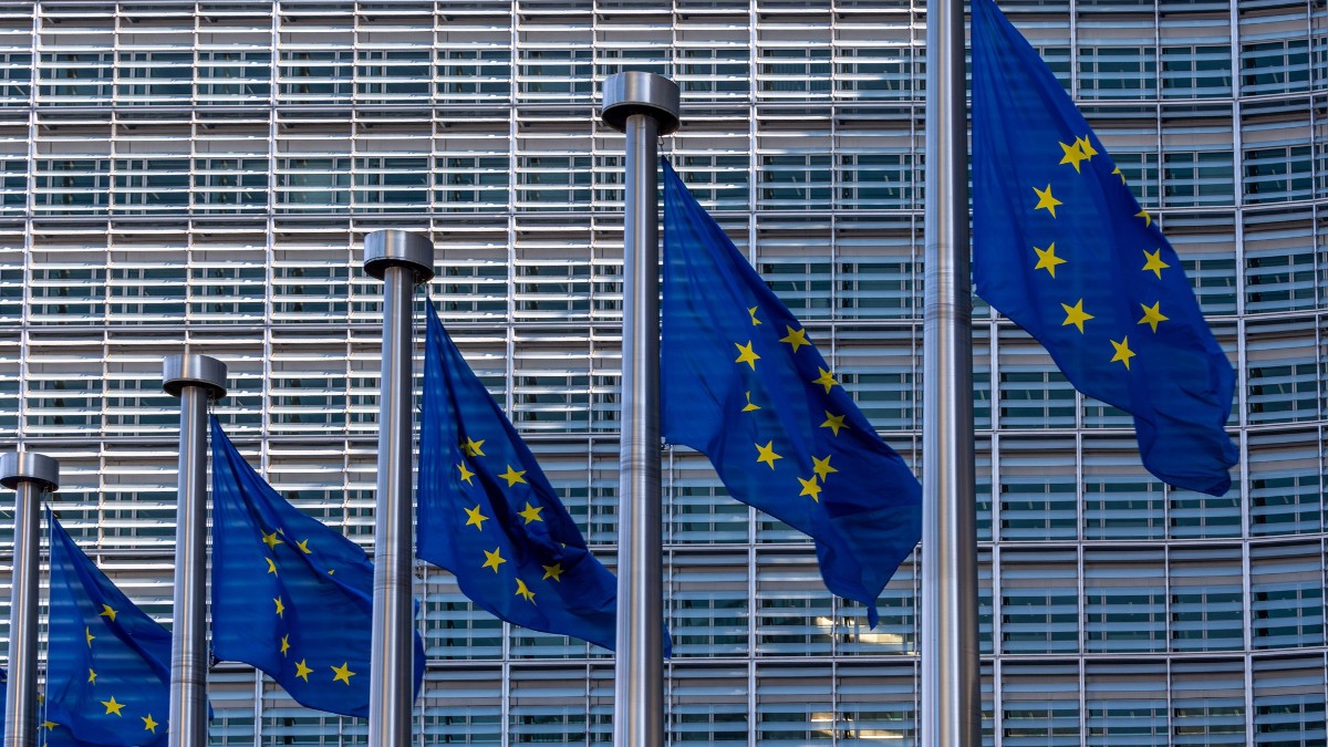 Steaguri europene, simboluri ale Uniunii Europene, fluturând împotriva clădirii Berlaymont, sediul Comisiei Europene