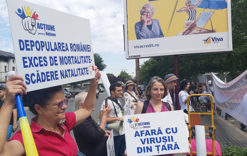 Protest al antivacciniștilor în față la Digi24. „Slujiți oculta mondială. Nu aveți coloană vertebrală”