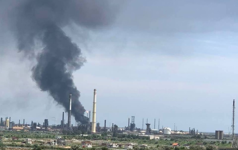 ANM spune unde se deplasează norul de fum după explozia de la Rafinăria Petromidia