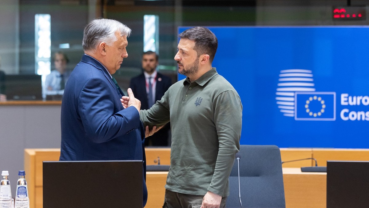 Viktor Orban (stânga) și Volodimir Zelenski surprinși în timpul unei discuții în marja summitului european de săptămâna trecută Foto: Profimedia