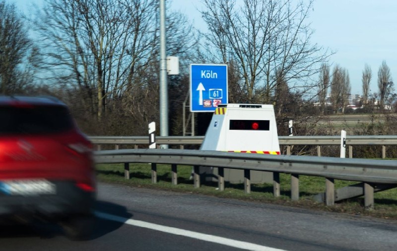 Un radar de viteză abia instalat a fost împușcat pe un drum din Germania. Poliția caută martori