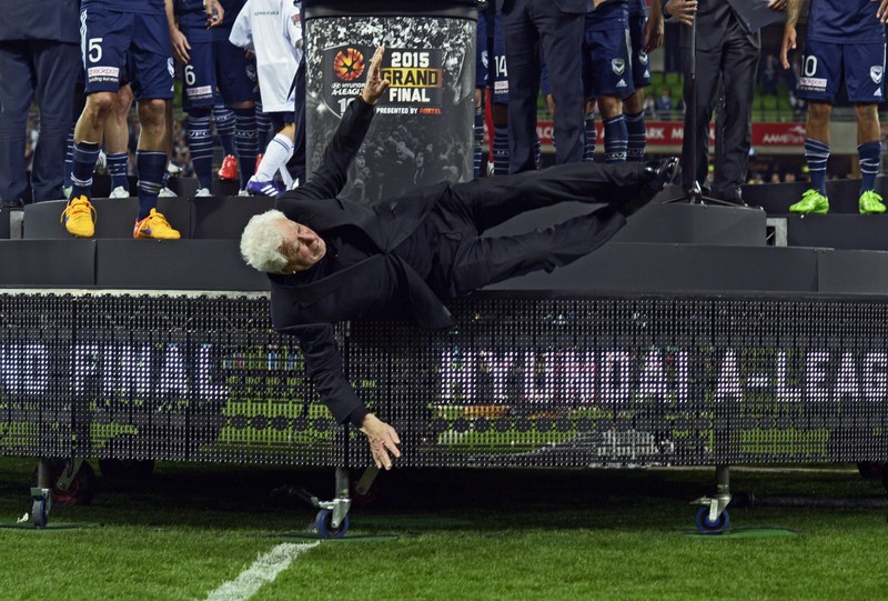 epa04752581 Frank Lowy, Chairman of the Football Federation Australia (FFA), falls of the stage during the awarding ceremony after the Australian A-League Grand Final soccer match between Melbourne Victory and Sydney FC at AAMI Park in Melbourne, Australia, 17 May 2015. EPA/TRACEY NEARMY AUSTRALIA AND NEW ZEALAND OUT