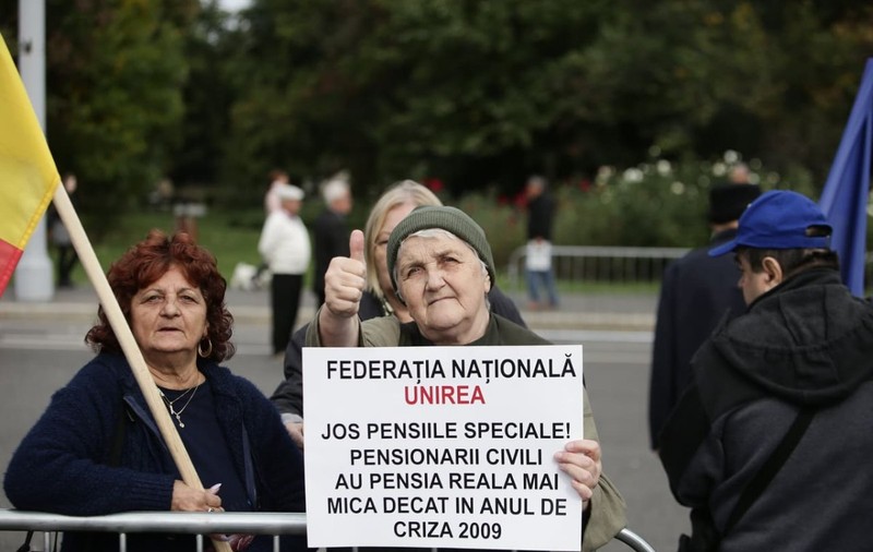 Protest al pensionarilor în fața Guvernului. Cu ce procent vor să le crească pensiile