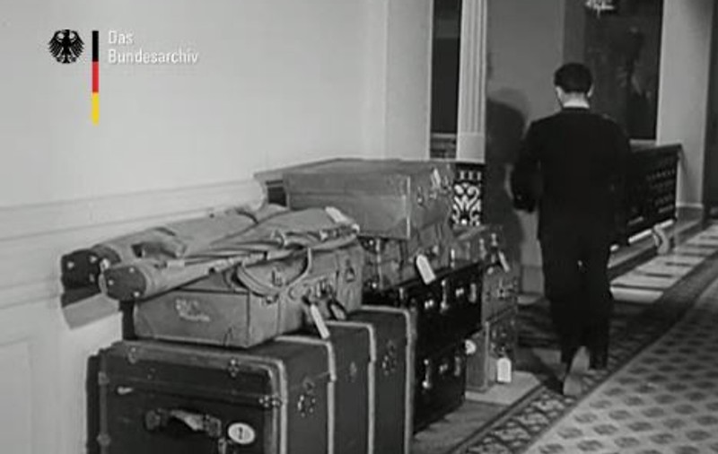 Cu ce bagaje a plecat Regele Mihai din țară. Imagini de arhivă