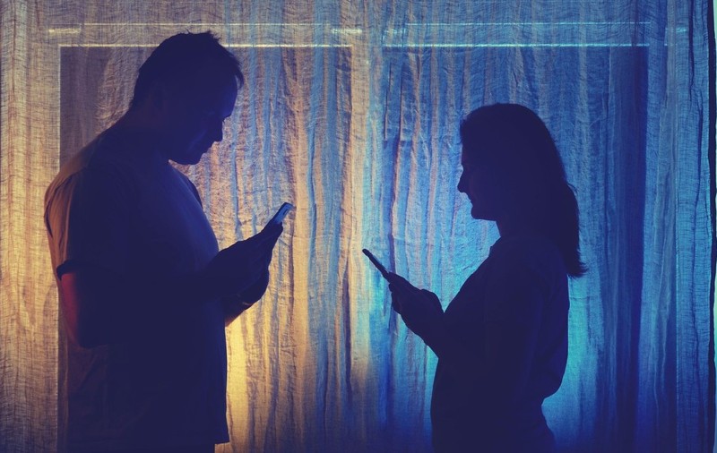 Efectele smartphone-ului în relațiile de cuplu: „Iubirea nu moare dintr-odată. Moare în tăcere”