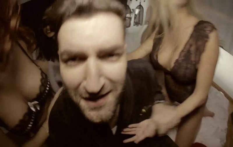 DACĂ ERA ÎNSURAT, ERA DEJA SPRE DIVORŢ! Vezi ce face Smiley cu 4 domnişoare în desuuri | VIDEO