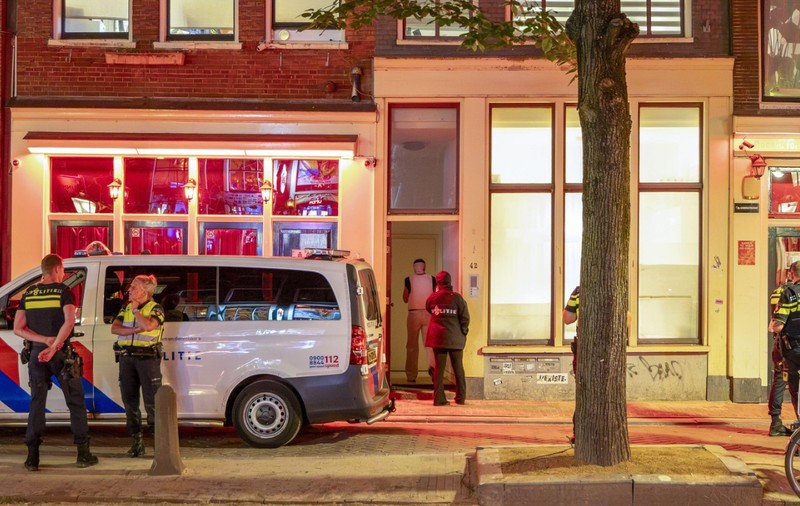 Video cu infractori români luați pe sus de pe stradă de polițiști în civil, la Amsterdam. O bandă întreagă a fost destructurată, trei membri prinși în țară