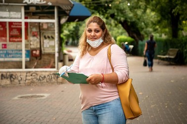 Nicoleta strângând semnături în zona Sălăjan