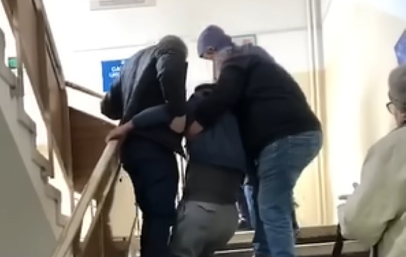 Un pacient a fost târât pe scări într-o policlinică din Ploiești, pentru că liftul instituției nu funcționa | VIDEO