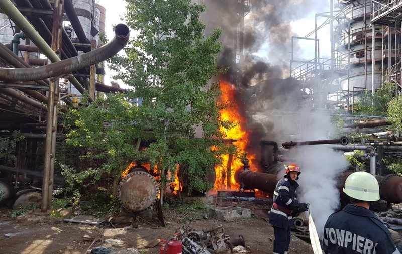 Incendiu la fosta Rafinărie Astra din Ploiești. Ard reziduuri petroliere