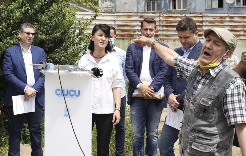 Poliția Capitalei: Bărbatul recalcitrant care a bruiat conferința Violetei Alexandru a fost sancționat cu avertisment