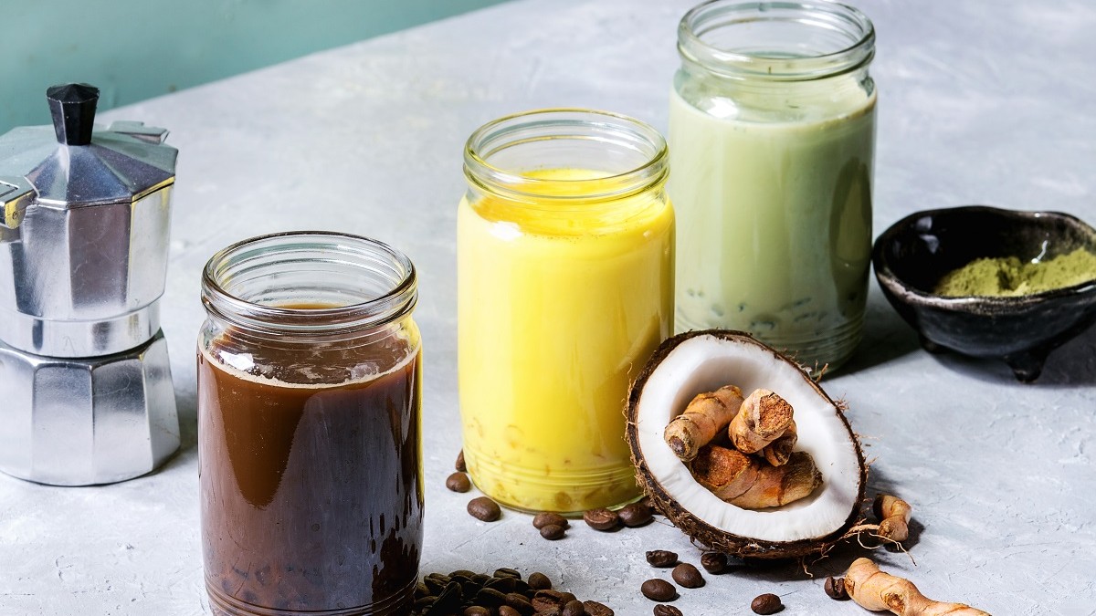 5 băuturi energizante cu care să îți începi dimineața Varietate de băuturi latte colorate cu gheață, cafea cu gheață, turmeric și latte matcha, în borcane de sticlă Sursa foto: Getty images