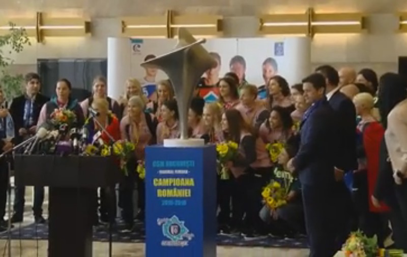 CSM București a sosit în țară. Primele declarații ale campioanelor Europei. Oana Manea a rămas fără voce