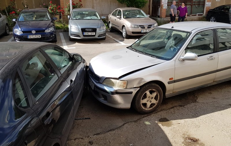 Șase mașini tamponate, după un accident ciudat în Iași. Care este versiunea proprietarului autoturismului care a produs daunele
