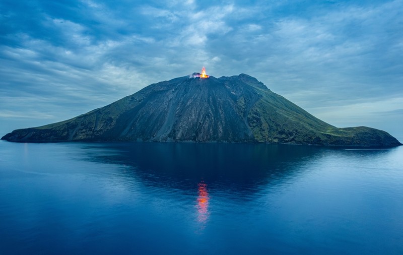 Vulcanul Stromboli din Italia – localizare, istoria erupțiilor, curiozități