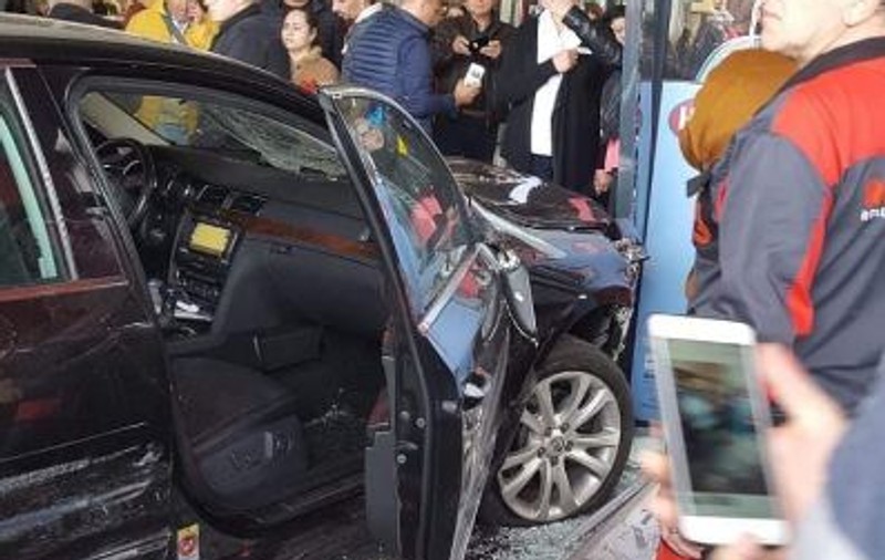 VIDEO / Imagini șocante în Brăila, după ce un tânăr a intrat cu mașina într-un mall