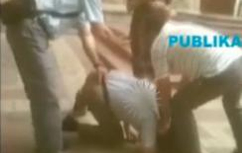 Video | Scandal la Chişinău: Un politician, luat la bătaie în plină stradă