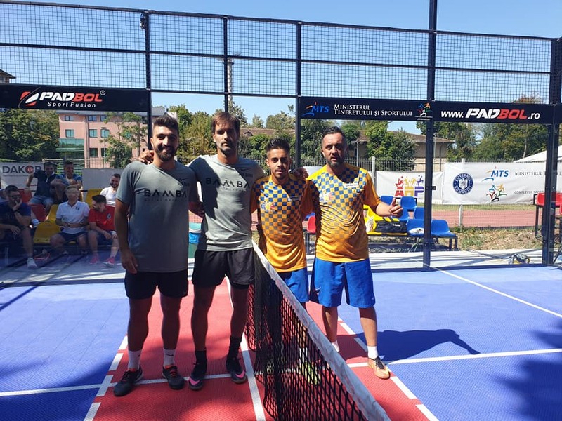 Rafael Vasile și Cristian Vasile, în dreapta fileului, înaintea meciului cu campionii mondiali la Padbol