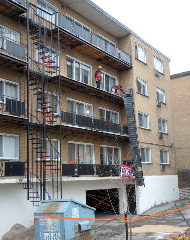 Lucian Bute riscă să înfunde pușcăria, după ce doi oameni au murit ca urmare a prăbușirii de pe balconul apartamentul său. ”Întreținerea locuinței e obligația proprietarului!”, acuză directorul de la Amenajări Urbane. Canadienii l-au luat la ochi pe gălățean! / GALERIE FOTO