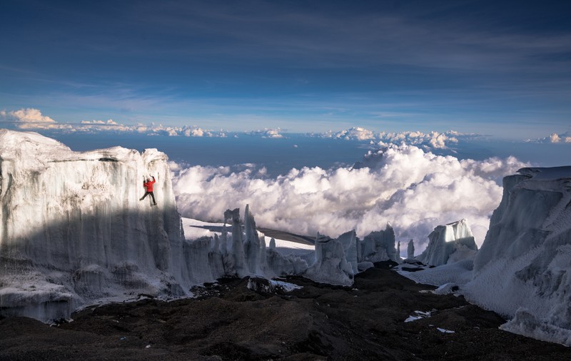 Alpinistul Will Gadd, ultimul om care urcă pe un celebru traseu montan, printre ghețarii care se topesc pe Kilimanjaro. Imagini spectaculoase