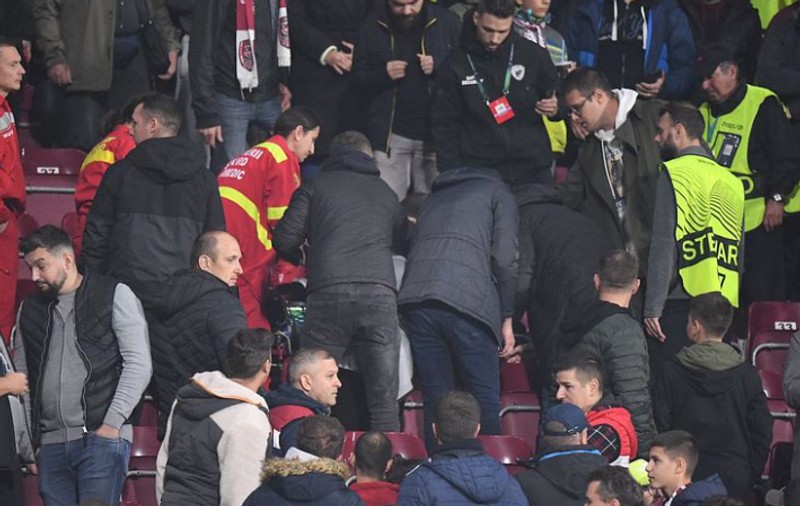 Meciul CFR Cluj - Slavia Praga, din Conference League, întrerupt un sfert de oră după ce unui spectator i s-a făcut rău