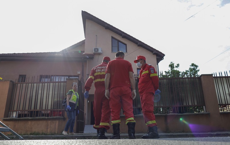 Percheziții la mai multe cămine de bătrâni. Vârstnici ținuți nemâncați, bătuți și exploatați, acuză Poliția
