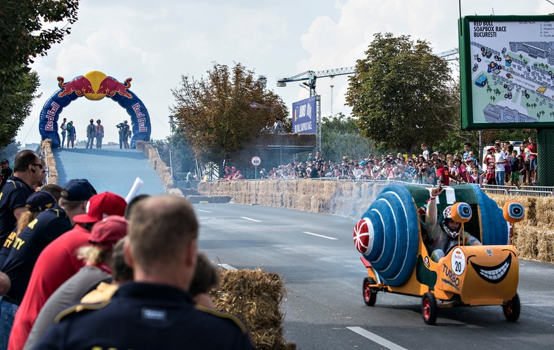 51 de mașini artizanale au defilat la primul Soapbox Race din România. Au învins ”Canibalii vegetarieni”
