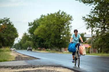 O femeie din Deveselu se întoarce de la cumpărături