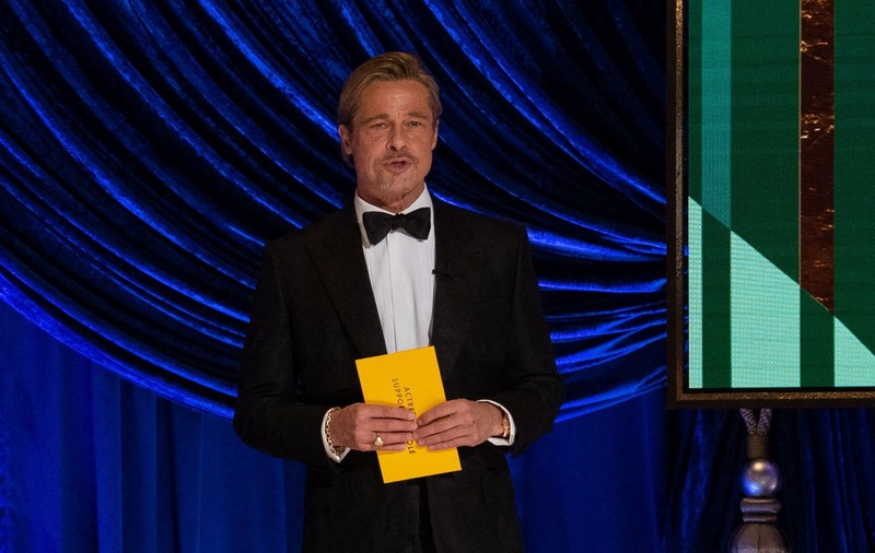 Brad Pitt, îmbrăcat la patru ace și cu părul prins în coadă la Gala premiilor Oscar 2021