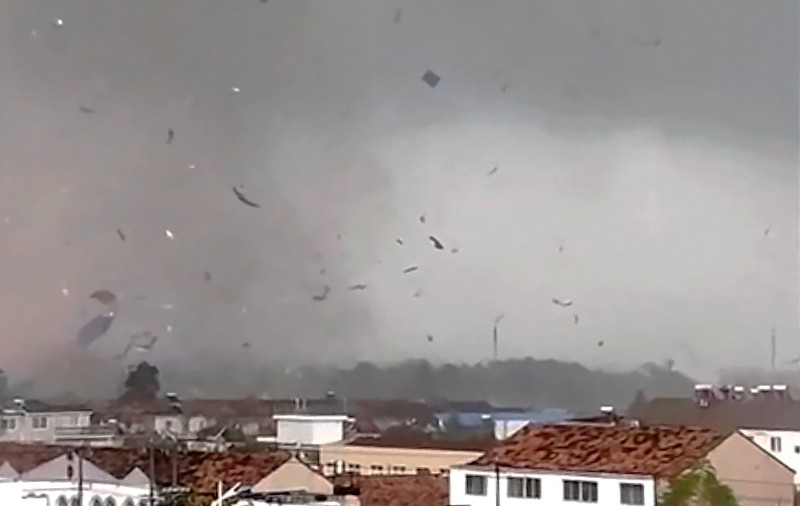 Imagini filmate cu tornada violentă care a lovit estul Chinei. Zece oameni au murit