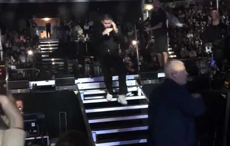 Nick Jonas a fugit panicat de pe scenă, după ce s-a speriat de un laser îndreptat spre el | VIDEO