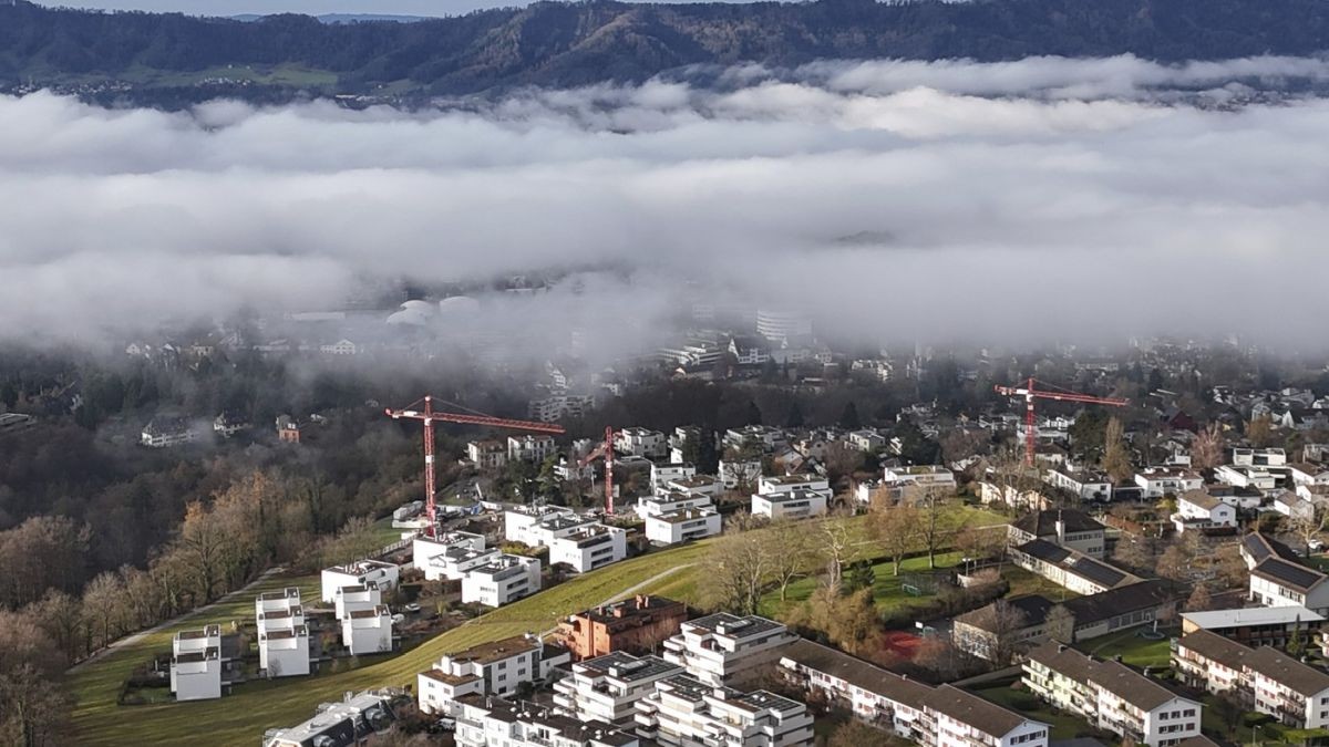 Vedere panoramică din cartierul Witikon spre oraș și lac, Zurich, Elveția, 25 aprilie 2026