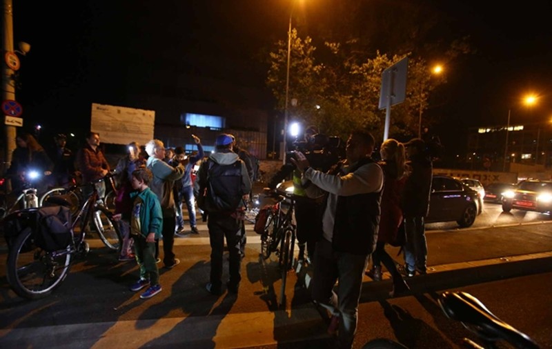 Protest inedit la o trecere de pietoni din Timișoara. Bicicliștii și pietonii au iluminat zebra, în memoria victimelor accidentelor rutiere