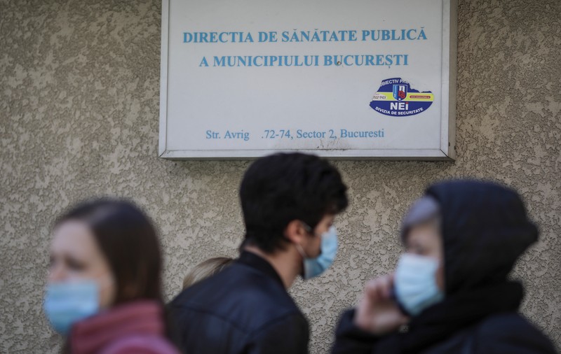 Un pacient cu COVID-19 s-a dus singur la spital, după ce a încercat trei zile să vorbească cu DSP: “Ambulanța mi-a spus că nu poate să vină, dacă nu e trimisă”