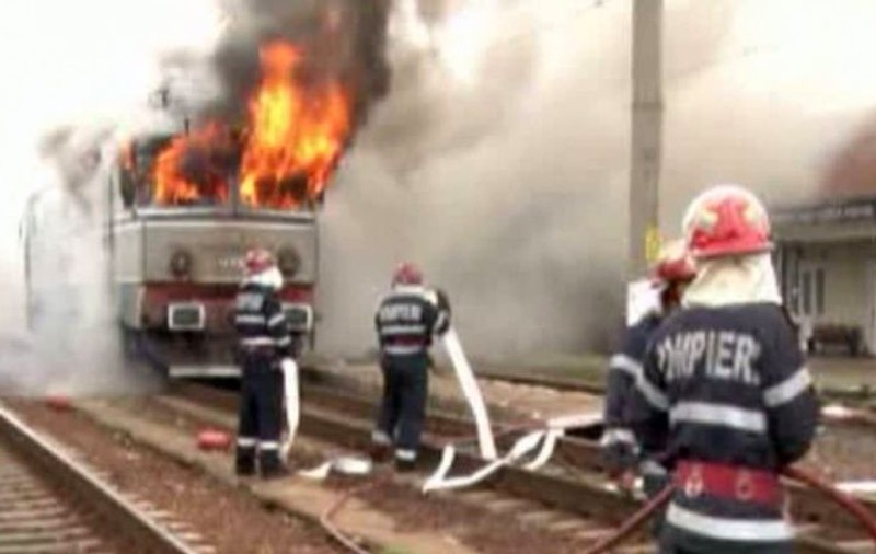 Locomotiva unui tren personal a luat foc. Pasagerii s-au autoevacuat